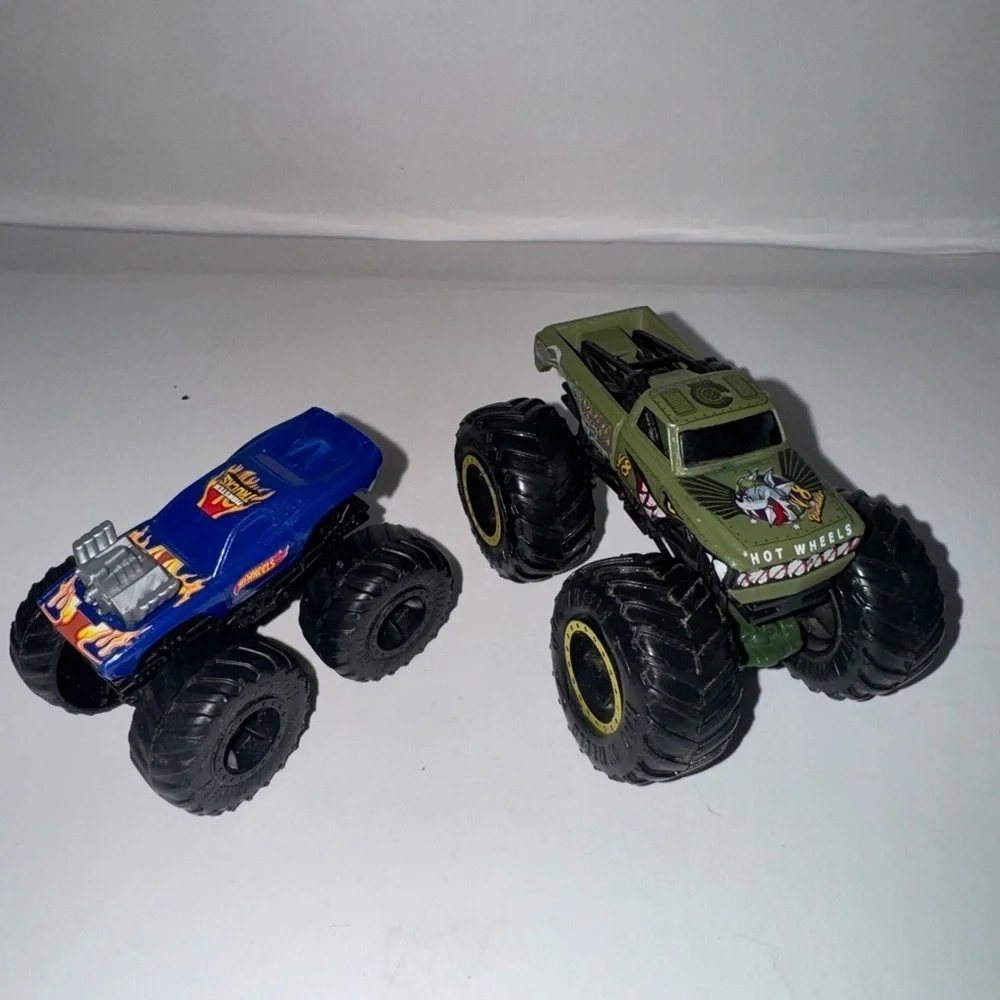 Hot wheels monster jam lot Trucks. MAX-D. V8 Bomber. Mattel 1.5”-3”